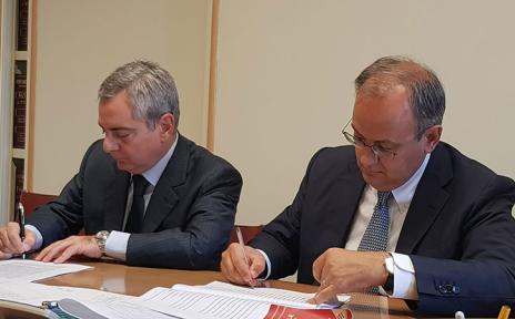 Giulio Ranzo (Avio CEO) and Scannapieco (Vice President, European Investment Bank) signing the contract for the financing of 40 million euro